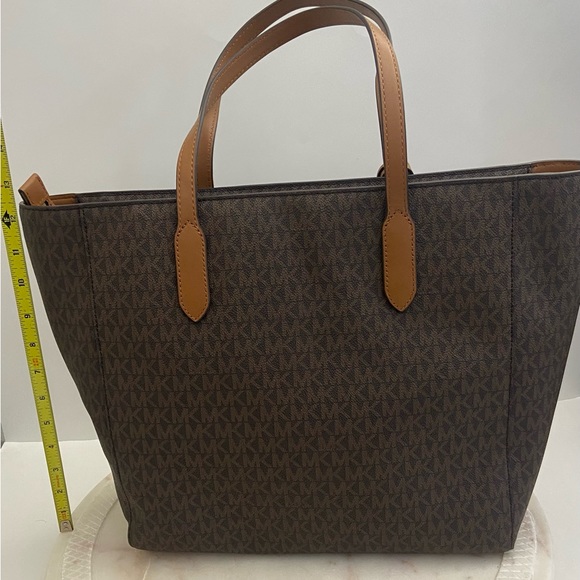 NWT MICHAEL Kors Sinclair Large MK Studded Logo Tote Brown Acorn MSRP $398 - Picture 4 of 5